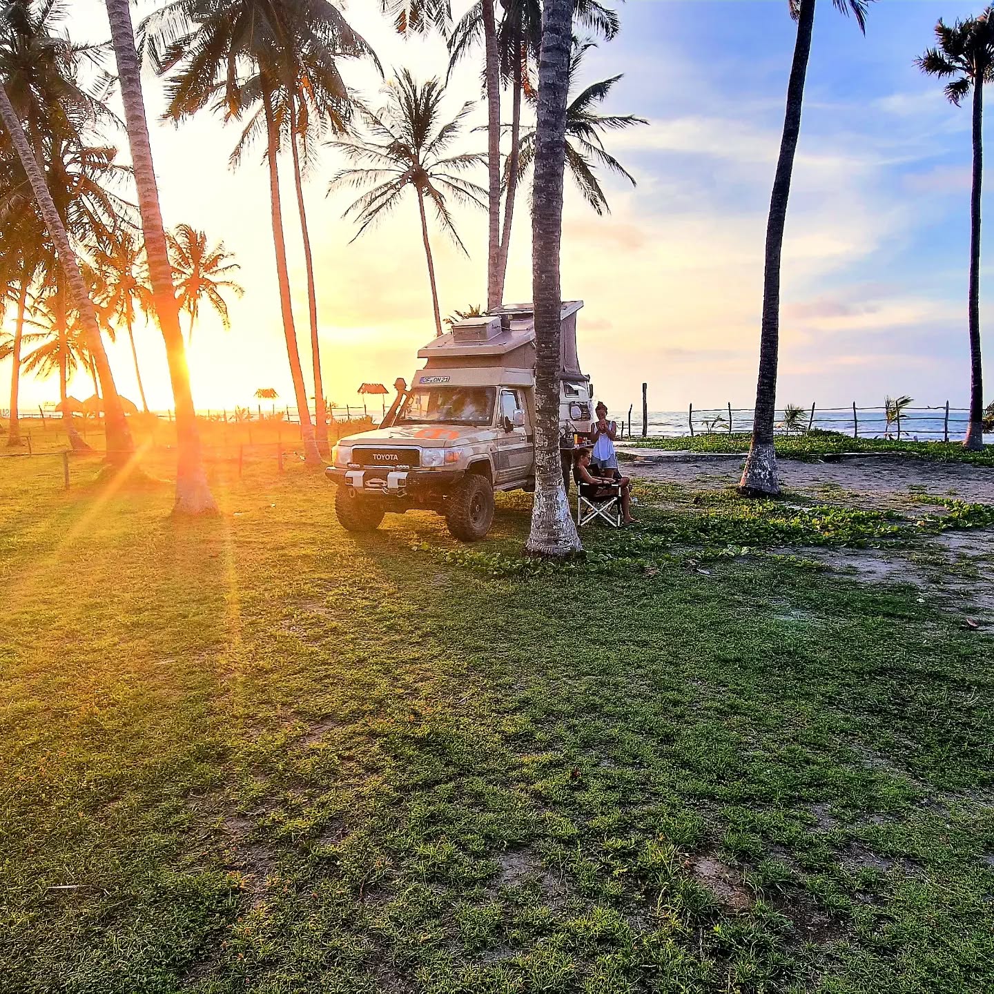 Strand, Sand, Kokosnüsse, Hitze🥵

#columbia #travelsouthamerica #travelcolumbia #offroading #offroadcamper #toyotalandcruiser #landcruiserlovers #landcruiserlifestyle #landcruiseradventures #maroxoffroad #palmtrees #sunset #playa #overlanders